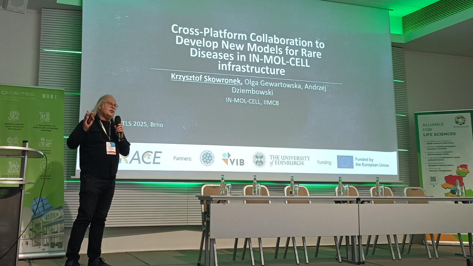 Krzysztof Skowronek presents IN-MOL-CELL workflows at CTLS 2025